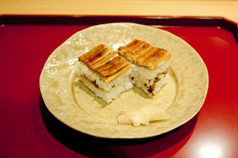 <p>Oshizushi (押し寿司) หรือ Hako Sushi, Hakozushi (箱寿司) ซูชิกล่องสไตล์โอซาก้าแห่ง&nbsp;Yoshino Sushi (吉野寿司)</p>