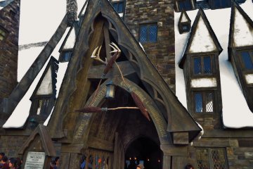 <p>The Three Broomsticks restaurant offers Butterbeers&nbsp;and other Wizardy treats</p>