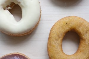 ปัจจุบัน&nbsp;hara donuts (はらドーナッツ) นั้นสร้างสรรค์โดนัทหลากหลายมากกว่า 80 รสชาติ โดยมีเอกลักษณ์ที่ตัวโดนัทที่เหมือนกันทั้งหมด ซึ่งแต่ละรสชาตินั้นจะหมุนเวียนสับเปลี่ยนกันมาสม่ำเสมอ แต่ที่ขาดไม่ได้เลยสักวันก็คือโดนัทเต้าหูสูตรดั้งเดิมที่แสนอร่อยและขายดีที่สุด