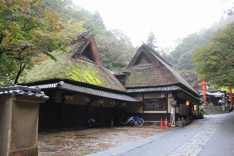 「嵯峨鳥居本」は右京区の西部、小倉山のふもとから清滝にかけての地域の名である