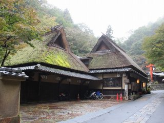 「嵯峨鳥居本」は右京区の西部、小倉山のふもとから清滝にかけての地域の名である