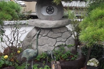 <p>That&#39;s a crane and a couple of frogs hanging out at the lantern</p>
