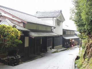 嵯峨鳥居本の町屋は二階部分の天井が低く、虫籠窓（むしこまど）を開く厨子二階（つしにかい）である