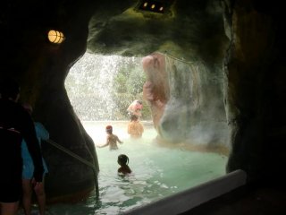 Une source et ses bains chauds sont cachés dans la grotte 