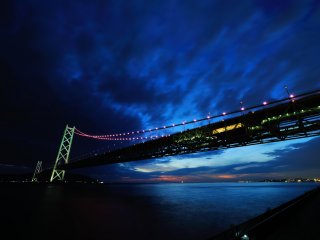 日没直後より橋のLEDが点灯を始める。平日は日没から２３時、土・日・祝は２４時まで