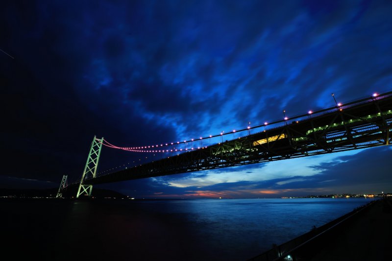 <p>LED lights on the bridge are lit up just after sunset. The bridge is illuminated until 11 pm on weekdays, and until midnight on weekends and holidays.</p>