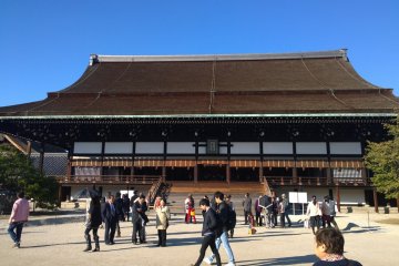 <p>พระตำหนัก Shishinden อาคารหลักที่สำคัญที่สุดอันเป็นหัวใจของพระราชวังหลวงเกียวโต ซึ่งที่นี่ก็คือที่ที่ใช้ประกอบพระราชพิธีอันสำคัญอย่างเช่นพิธีราชาภิเษกเป็นต้น อาคารเก่าแก่นี้สร้างด้วยไม้อย่างประณีตงดงาม มีบัลลังก์สำหรับพระมหากษัตริย์อยู่ตรงกลางท้องพระโรง สองข้างของตัวอาคารนั้นจะมีต้นไม้ใหญ่โบราณยืนต้นอยู่สองต้น ด้ายขวานั้นก็คือต้นซากุระ ส่วนด้านซ้ายนั้นก็คือต้นส้มแมนดาริน และโดดเด่นด้วยลานหินสีขาวด้านหน้าที่มีการวาดลวดลายแบบเซ็นไว้ด้วย</p>