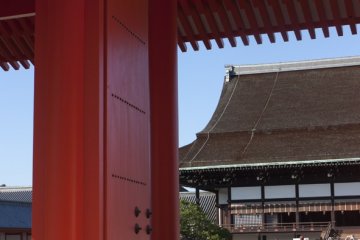 <p>ภาพของพระตำหนัก&nbsp;Shishinden ที่มองลอดผ่านประตู Jomeimon Gate เป็นอีกมุมหนึ่งที่งดงามภายในพระราชวังเกียวโตชั้นใน</p>