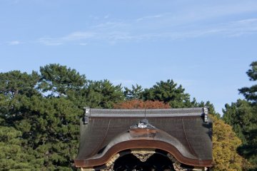 <p>Kenshunmon Gate หนึ่งในประตูพระราชวังโบราณที่ตั้งอยู่ทางทิศตะวันออก ซึ่งนี่เป็นมุมมองอันงดงามจากภาพในพระราชวังเกียวโตชั้นใน</p>