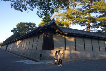 <p>กำแพงพระราชวังที่ยาวเหยียดนั้นถือเป็นอีกสัญลักษณ์หนึ่งของพระราชวังเกียวโตที่โด่งดัง มุมนี้เป็นมุมหนึ่งของกำแพงด้านทิศตะวันตกเฉียงใต้ซึ่งเราจะเห็นแนวกำแพงทอดยาวไปทั้งสองด้านอย่างสุดลูกหูลูกตาเลยทีเดียว</p>