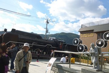 <p>อีกมุมของสถานี Saga Torokko Station ที่มีการนำหัวรถจักรสมัยโบราณมาทำเป็นแลนด์มาร์กของสถานี</p>