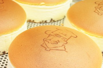 <p>นี่แหละโฉมหน้าของชีสเค้กคุณลุง Rikuro Ojisan Cheesecake ร้อนๆ ที่พร้อมเสิร์ฟความอร่อยให้เราแล้วล่ะ</p>