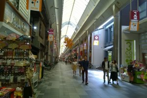 ร้านรวงมากมายกับสินค้าหลากหลายประเภทที่เรียงรายกันอยู่สองข้างทางของถนนเทรามาฉิ (寺町通 - Teramachi Street)