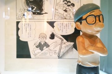 <p>โมเดลสะท้อยชีวิตจริงของนักเขียนการ์ตูน ซึ่งนี่เป็นภาพของ&nbsp;เทะซึกะ โอซามุ (手塚 治虫 - Osamu Tezuka) ที่สะท้อนตัวตนจริงๆ ในตอนทำงาน</p>