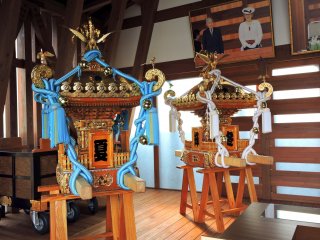 Inside the hall, the colorful Mikoshi (portable shrines) are displayed. Each color signifies a season; blue is summer and white is winter.