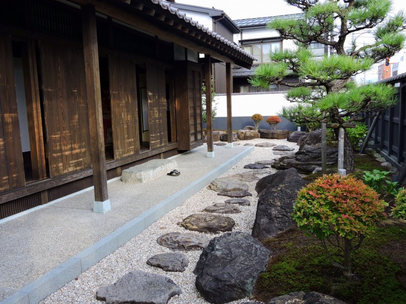 <p>A beautiful Japanese garden surrounds the &#39;Daimyo&#39;s Retreat&#39; at Yui Station</p>