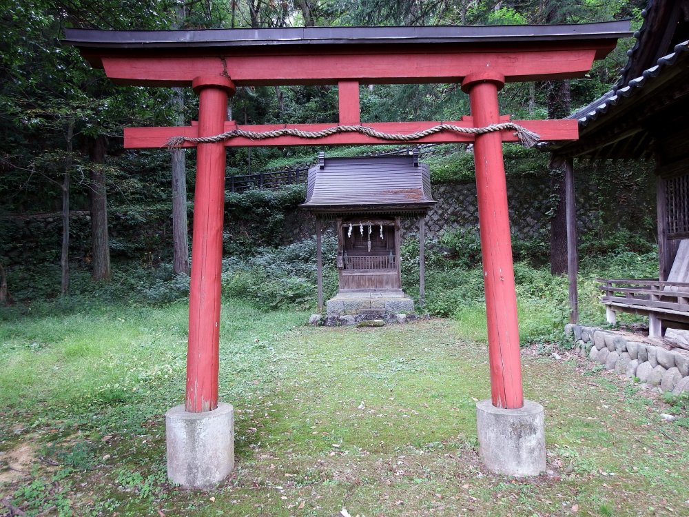 Front view of the small Inari Shrine on the grounds of Yanagino Yashiro