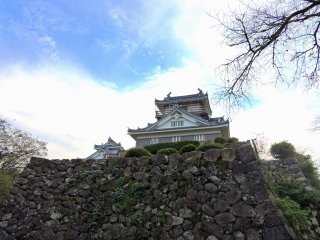 Thành cổ Echizen Ono, còn được gọi là 'thành cổ trên bầu trời'. Vài lần một năm, khi thành phố Ono bị bao phủ bởi sương mù, thành cổ trông như thể đang trôi nổi trên bầu trời.
