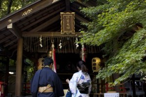 คู่ชาวญี่ปุ่นคู่นี้กำลังกราบไว้ขอพรแห่งความเป็นสิริมงคลที่ศาลเจ้าโนโนะมิยะ (野宮神社-Nonomiya Jinja) ซึ่งเป็นศาลเจ้าในศาสนาชินโตอันศักดิ์สิทธิ์ที่อยุ่กลางป่าไผ่