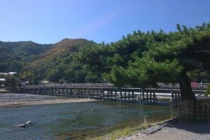 สะพานโทเก็ตซึเคียว (Togetsukyo Bridge) สัญลักษณ์ของอราชิยาม่าที่ทอดข้ามแม่น้ำโฮะซึ (保津川 - Hozugawa) โดยมีภูเขาอราชิยาม่าเป็นวิวอันงดงามอยู่เบื้องหลัง สะพานอันเก่าแก่ดั้งเดิมนี้นั้นสร้างขึ้นตั้งแต่สมัยเฮอัน (Heian Period) ในยุคก่อตั้งกรุงเกียวโตเลย และมีการบูรณะครั้งยิ่งใหญ่ล่าสุดในช่วงราวยุค 1930s
