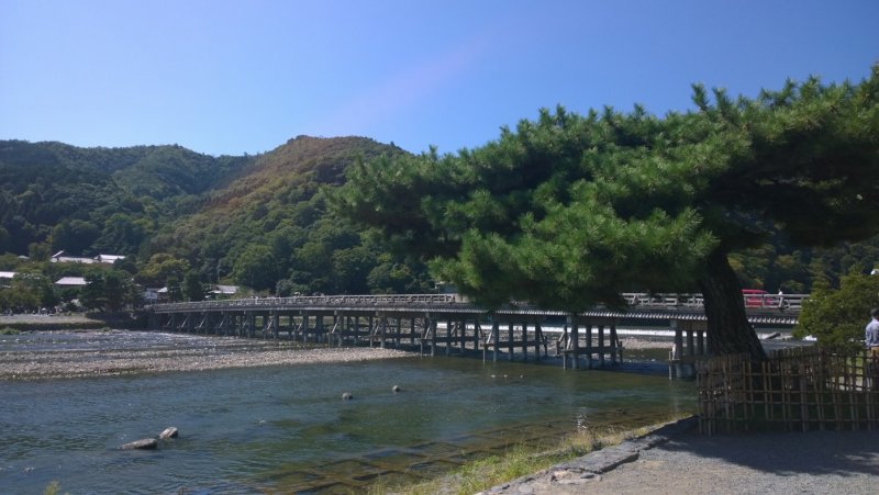 <p>สะพานโทเก็ตซึเคียว (Togetsukyo Bridge) สัญลักษณ์ของอราชิยาม่าที่ทอดข้ามแม่น้ำโฮะซึ (保津川 - Hozugawa) โดยมีภูเขาอราชิยาม่าเป็นวิวอันงดงามอยู่เบื้องหลัง สะพานอันเก่าแก่ดั้งเดิมนี้นั้นสร้างขึ้นตั้งแต่สมัยเฮอัน (Heian Period) ในยุคก่อตั้งกรุงเกียวโตเลย และมีการบูรณะครั้งยิ่งใหญ่ล่าสุดในช่วงราวยุค 1930s</p>