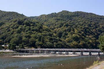 <p>อีกมุมหนึ่งของสะพานโทเก็ตซึเคียว (Togetsukyo Bridge) หรือฉายาสากลว่า Moon Crossing Bridge ที่สะพานดั้งเดิมนั้นสร้างขึ้นตั้งแต่สมัยเฮอัน (Heian Period) ในยุคก่อตั้งกรุงเกียวโต และนี่ก็คือมุมอันงดงามที่ได้รับการขึ้นทะเบียนให้เป็นสถานที่ท่องเที่ยวทางประวัติศาสตร์แห่งญี่ปุ่น (Nationally-designated Historic Site) ใน Cultural Properties of Japan หมวดของ Place of Scenic Beauty ที่ดูแลโดยกระทรวงวัฒนธรรมญี่ปุ่น</p>