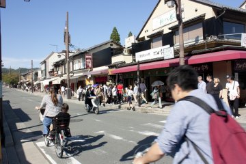 <p>ตัวเมืองอราชิยาม่าที่คึกคักไปด้วยนักท่องเที่ยว และกิจกรรมหนึ่งที่จะเที่ยวเมืองนี้ได้สนุกขึ้นก็คือการปั่นจักรยานเที่ยวชมเมืองนั่นเอง</p>