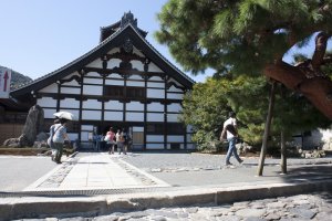 วัดเท็นเรียวจิ (天龍寺 &ndash; Tenryuji Temple) มรดกโลก UNESCO World Heritage Site หนึ่งเดียวของอราชิยาม่า ซึ่งวัดแห่งนี้ได้รับการจัดอันดับว่าเป็นอันดับหนึ่งแห่งวัดในแบบเซ็ต (Zen Temple) สร้างขึ้นเมื่องปี ค.ศ.1339 โดยโชกัน Ashikaga Takauji อุทิศให้กับพระจักรพรรดิโกะไดโงะ (Emperor Go-Daigo) นอกจากตัวอาคารแล้วภายในยังมีสวนเซ็นที่เลื่องชื่ออยู่ภายในอีกด้วย