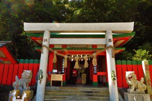 Just beside the Meoto-Iwa, you can go pray for a good marriage at the Futami Okitawa Shrine