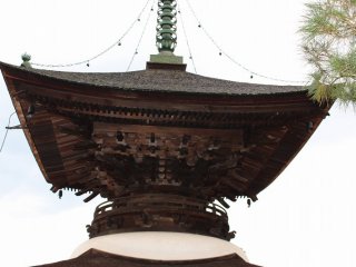 多宝塔（たほうとう）は、寺院建築のうち仏塔における形式のひとつである
