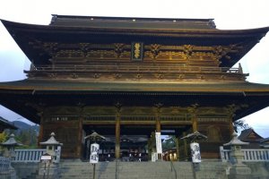 Sanmon Gate นี้เป็นซุ้มประตูไม้ขนาดใหญ่ที่ถือว่าเป็นซุ้มประตูใหญ่ของวัดก่อนที่จะเข้าสู่เขตพุทธสถานชั้นใน ประตูใหญ่นี้สร้างขึ้นเมื่อราวปี ค.ศ.1750 เป็นงานไม้ที่บ่งบอกความเป็นสุดยอดฝีมือชองช่างโบราณได้เป็นอย่างดีทีเดียว&nbsp;