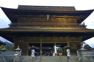 <p>Sanmon Gate นี้เป็นซุ้มประตูไม้ขนาดใหญ่ที่ถือว่าเป็นซุ้มประตูใหญ่ของวัดก่อนที่จะเข้าสู่เขตพุทธสถานชั้นใน ประตูใหญ่นี้สร้างขึ้นเมื่อราวปี ค.ศ.1750 เป็นงานไม้ที่บ่งบอกความเป็นสุดยอดฝีมือชองช่างโบราณได้เป็นอย่างดีทีเดียว&nbsp;</p>