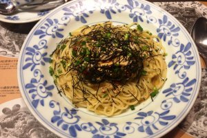 Pasta with seaweed flakes