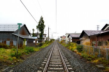 <p>Железнодорожные пути разделяют город Ёкотэ на две части</p>