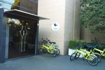 <p>ด้านหน้า&nbsp;OAKHOUSE : HIGAKO SPORTS (TOKYO) ซึ่งสะอาดสะอ้านสวยงาม พร้อมมีจักรยานที่บริการให้ผู้พักเช่าขี่</p>