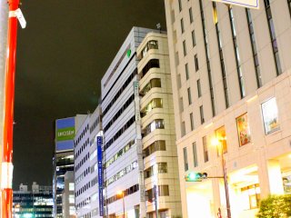 From the Electric Town exit of JR Akihabara Station, it&#39;s only about four minutes on foot to Shosen Book Tower, situated just south-southeast from the station