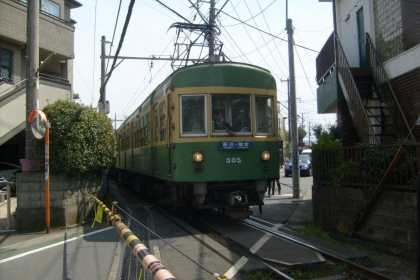 An Enoden train, near Yuigahama station