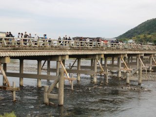 ２０１３年の台風による豪雨によって嵐山の観光地は多くの店舗が浸水の被害を受けた。渡月橋は幸いにも被害はなかった