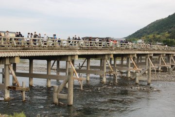<p>В 2013 году из-за наводнения, которое произошло в туристических местах Арасиямы из-за тайфуна и проливного дождя, пострадало много магазинов. К счастью, мост Тогёцукё не пострадал.</p>