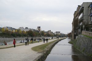 The cloudy weather didn&#39;t stop people from walking along Kamogawa