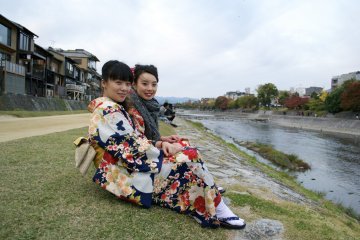 <p>Their kimonos were so beautiful that I needed an excuse to get closer to see them better. That&#39;s when I got this picture</p>