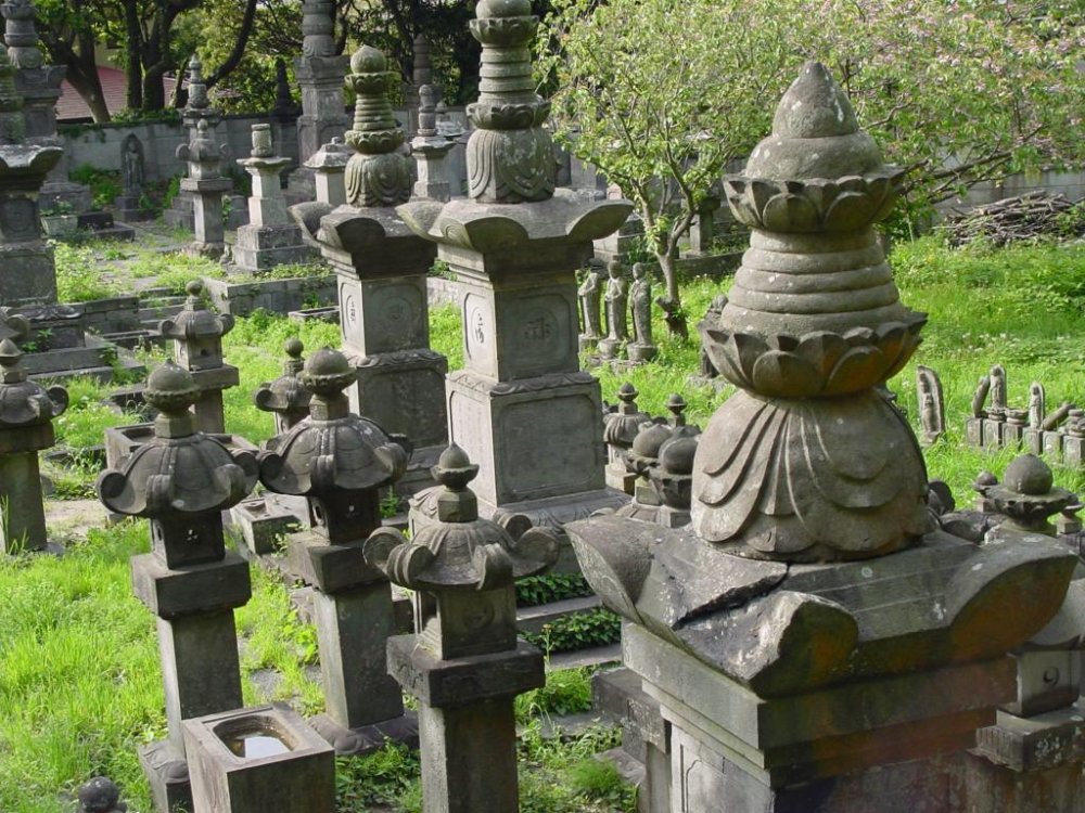 The statues and gravestones are all mixed together here.