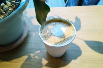 <p>คาปูชิโน่สูตรร้อนแสนอร่อยในสูตรของ&nbsp;VOILA Coffee ที่ทำมาจากกาแฟเบลนด์พิเศษในสูตรเฉพาะตัวซึ่งเมล็ดกาแฟนั้นนำมาจาก&nbsp;Nicaragua และ Costa Rica แหล่งกาแฟชั้นดีของโลก</p>
