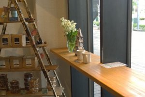 Coffee Stand ที่ให้บริการในร้าน เป็นเค้าเตอร์มุมเล็กๆ ที่ให้เราได้จิบกาแฟเคล้ากับวิวสวยๆ ของภูเขาไฟซากุระจิม่า