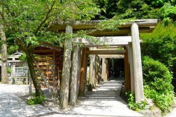 Эти ряды деревянных ворот тории с другой стороны туннеля, вырезанного в холме, обрамляют вход в храм Дзэниарай Бэндзайтэн.