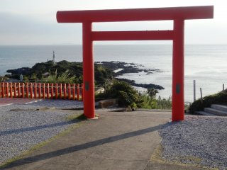 Vue sur le phare du Cap Nagasakibana depuis le torii du sanctuaire Ryugu