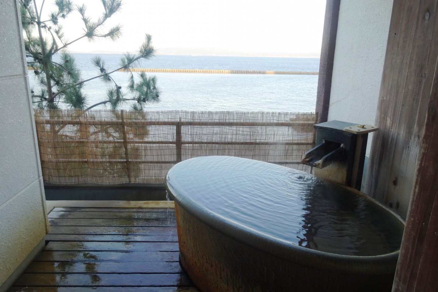 Bak mandi dengan pemandangan indah di Ryokan Ginsyo