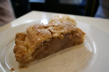 <p>Big slice of apple pie with ice cream</p>