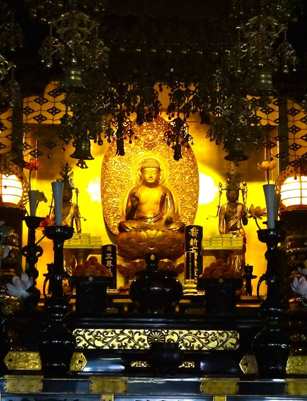 Đức phật A Di Đà, pho tượng chính trong chùa.