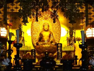 Đức phật A Di Đà, pho tượng chính trong chùa.